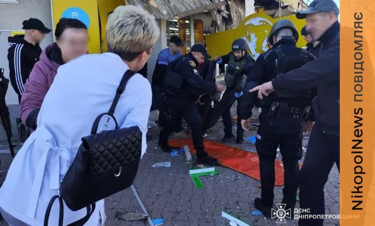 Наслідки обстрілів Нікополя та області 6 квітня: 10 поранених, пошкоджені аптека, мікроавтобуси і авто