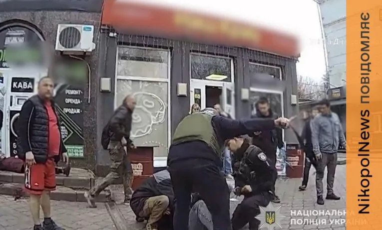 Перші хвилини після удару FPV-дроном по авто у центрі Нікополя: поліцейські евакуювали поранених до лікарні