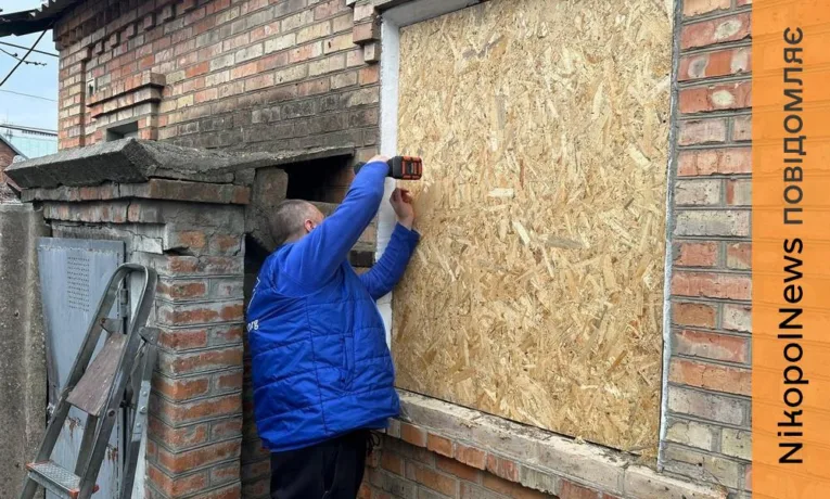 Ліквідуються наслідки обстрілів Нікополя: гуманітарна місія «Проліска» надала допомогу мешканцям