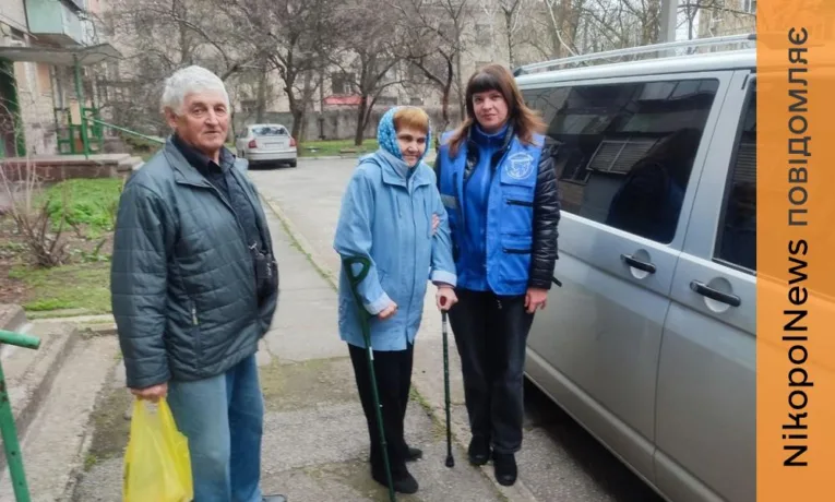 Ворожий обстріл зруйнував сусідній будинок: літнє подружжя евакуйоване з Нікопольщини