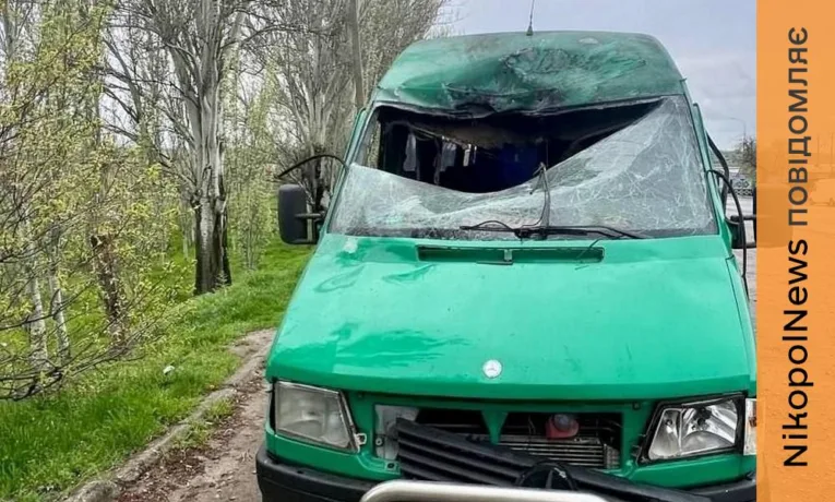 Ворог вдарив по рейсовому мікроавтобусу на Нікопольщині: 4 поранених, серед них дитина