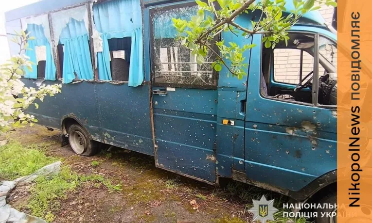 Влучання по двом автівкам і маршрутці на Нікопольщині, ранковий удар по Дніпру