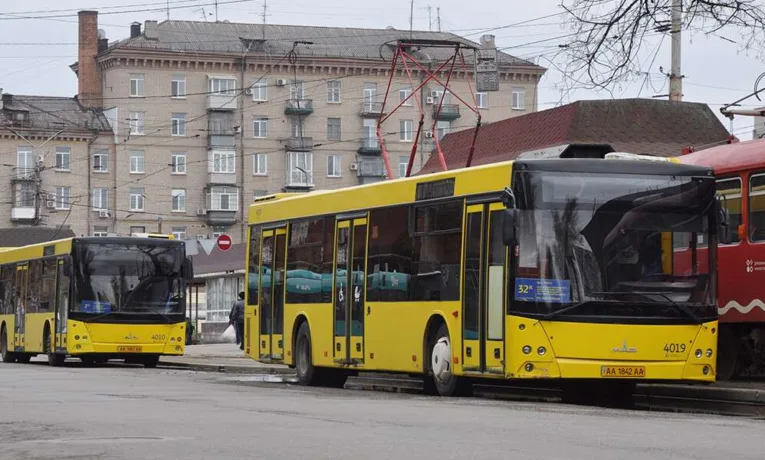 У Дніпрі змінюють рух транспорту через ремонт трамвайної колії