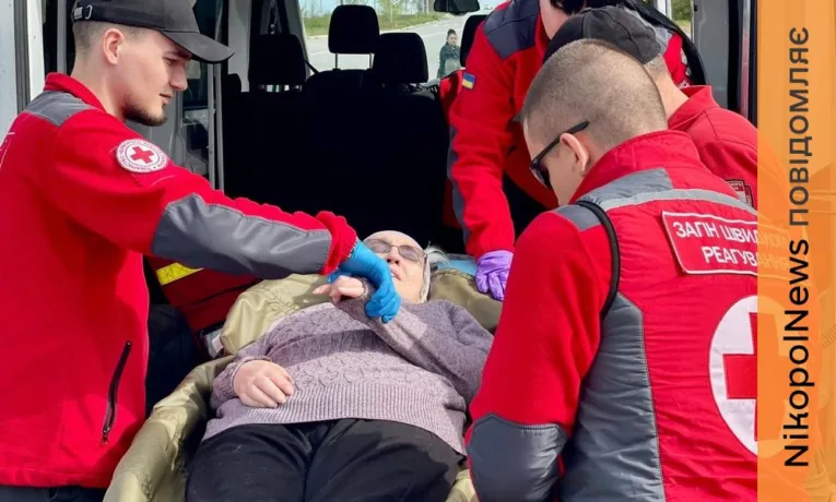 Волонтери Червоного Хреста евакуювали маломобільну жінку в Нікополі