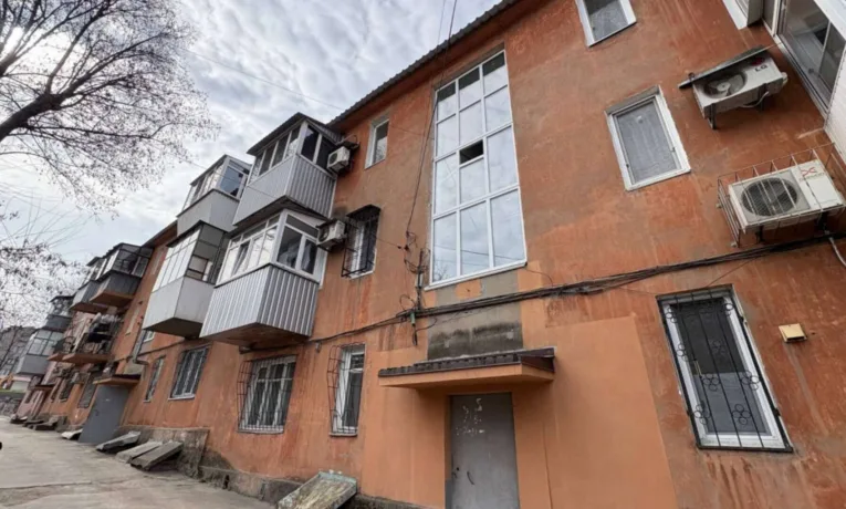 У Дніпрі відновили дах пошкодженого будинку після обстрілів