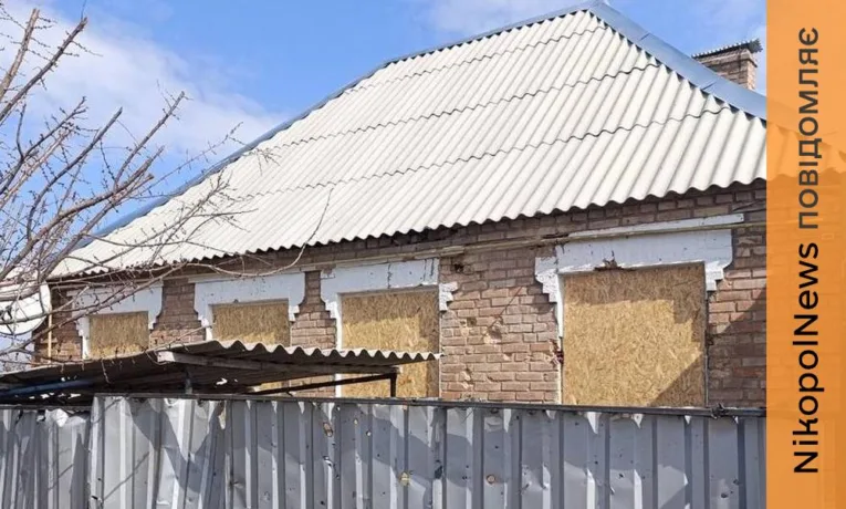 Відновлення пошкодженого житла у Нікополі: робітники працюють безупинно