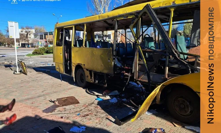 Зеленський відреагував на удар по маршрутці у Нікополі: «Росіяни продовжують свій терор»