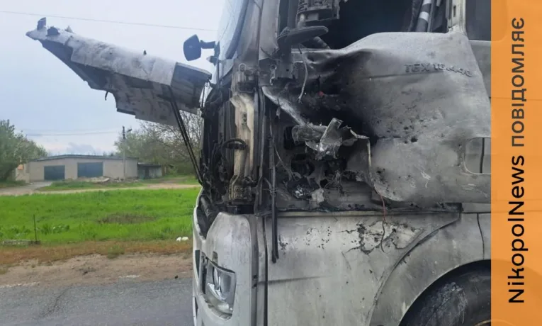 Ворог атакує транспорт на Нікопольщині: зафіксовано удари по рейсовому автобусу та вантажному транспорту