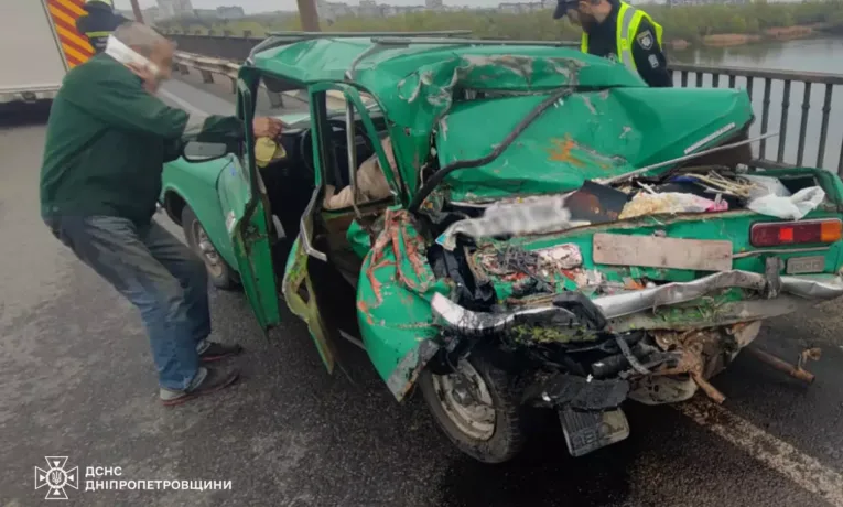Аварія на Кайдацькому мосту в Дніпрі: вантажівка протаранила «Москвич»
