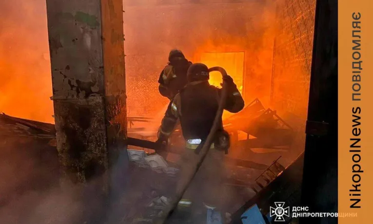 Наслідки обстрілів Нікополя та області: поранені, пожежі та зруйновані будівлі