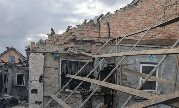 Є поранені та значні руйнування: окупанти атакували Дніпропетровщину БпЛА та артилерією