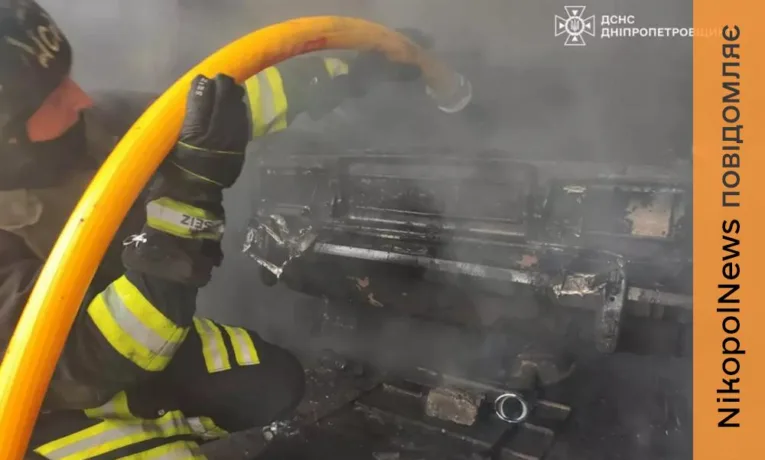 У Нікополі спалахнула пожежа: гараж з автомобілем та кімната будинку