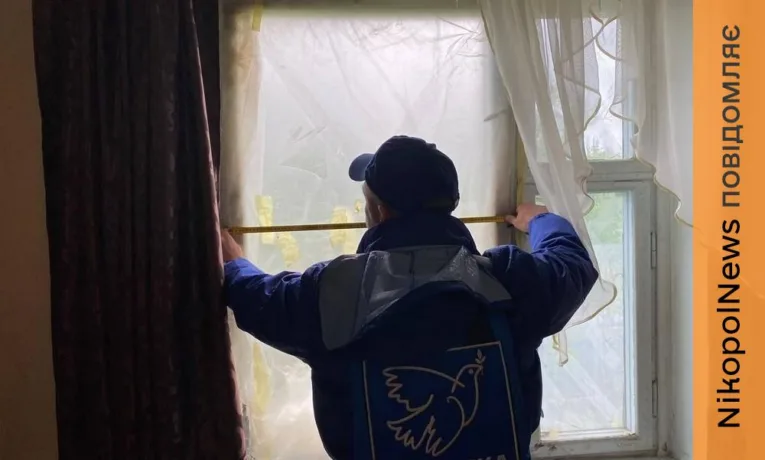 Нікополь після обстрілів: благодійники допомогли мешканцям ліквідувати наслідки