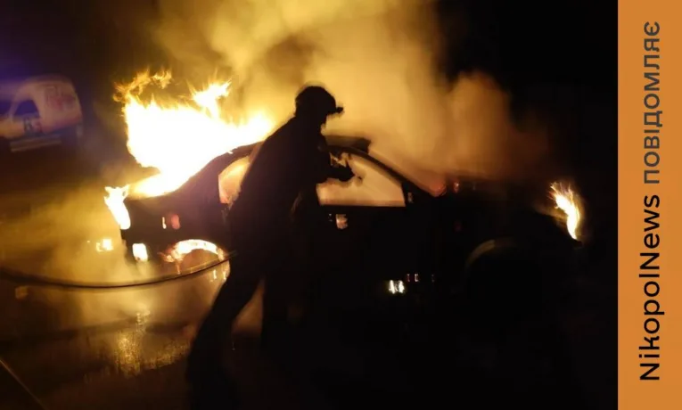 У Нікополі згоріло авто, в районі побито підприємство, також ворог вранці атакував Дніпро – сталися пожежі