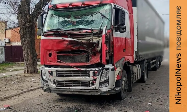 Вбито мотоцикліста, поранену дитину рятують у Дніпрі: подробиці про криваві обстріли