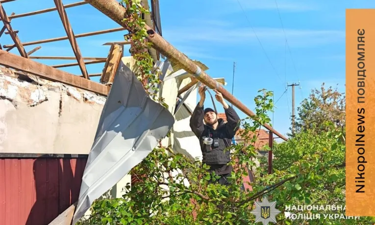 Життя за декілька кілометрів від ворога: поліцейські допомогли ліквідувати наслідки обстрілів на Нікопольщині
