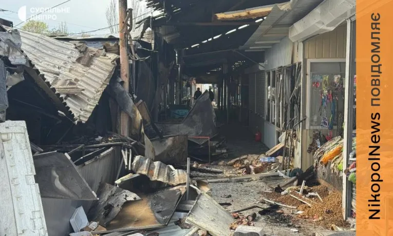 Ліквідують наслідки обстрілу в Нікополі: розбирають і виносять вцілілий товар