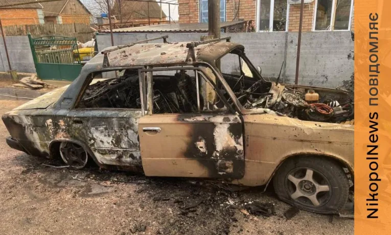 Ворог атакував Нікополь та район: пошкоджені приватний будинок і авто