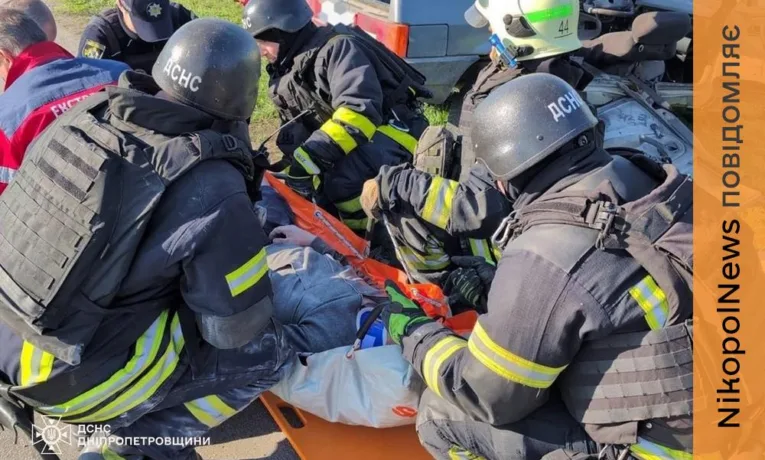 ДТП на Нікопольщині: водія затисло у понівеченому авто