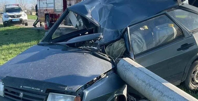 ДТП на Дніпропетровщині: водій зніс стовп і постраждав