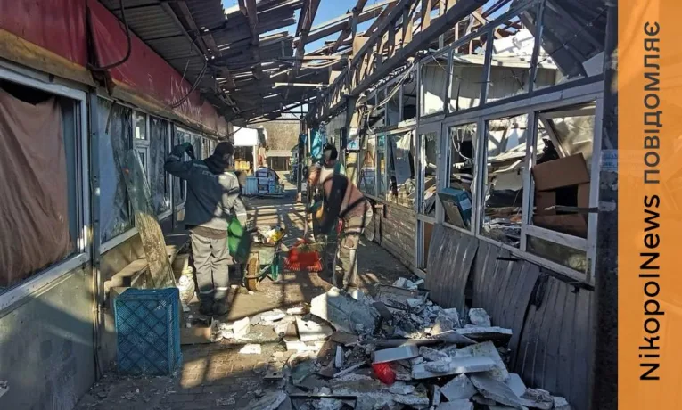 Нікополь після обстрілів: комунальники ліквідують наслідки