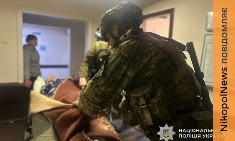 Евакуація з обстріляного Нікополя: «Білі янголи» допомогли чоловікові та літньому подружжі