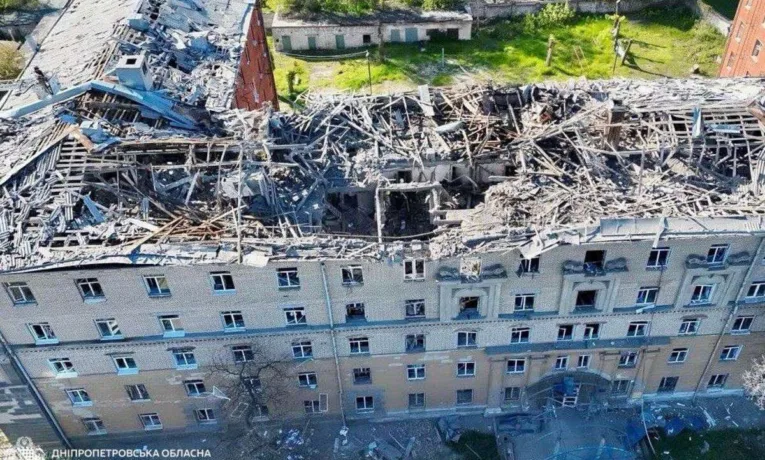 Одна людина загинула, ще 11 – поранено: оновлені дані про наслідки удару по Дніпру