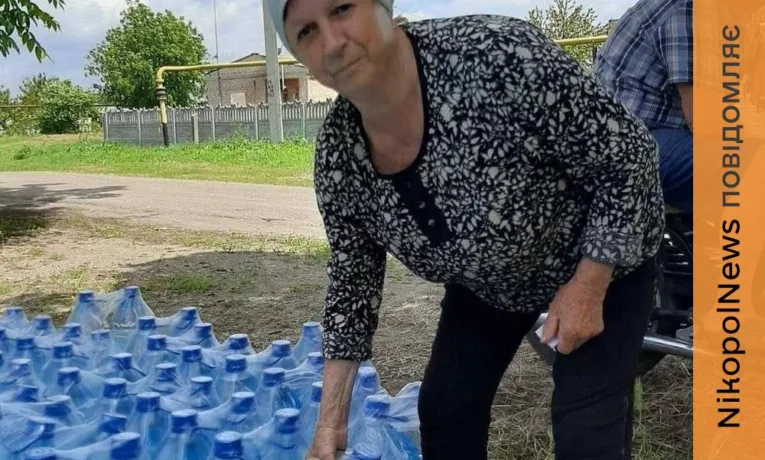 У Марганці мешканці отримали понад 2800 пляшок питної води від міжнародних партнерів