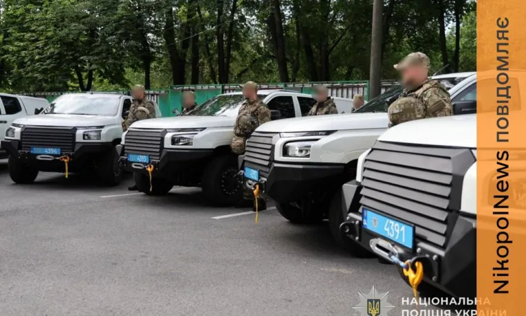 Поліція Дніпропетровщини отримала 5 пікапів для антидронового загону