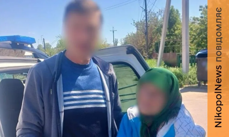 Патрульні допомогли 88-річній жінці в Нікополі, яка блукала вулицею з оптоволокном та залишками дронів