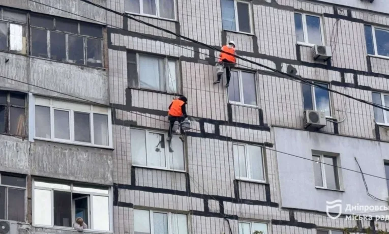 У Дніпрі ремонтують міжпанельні шви у будинку на Мозолевського