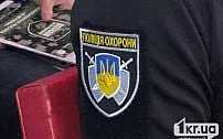 Поліцейські Кривого Рогу рятують собаку поранену внаслідок атаки дронів