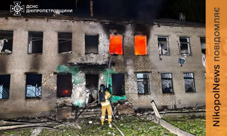 Пошкоджені багатоквартирки та адмінбудівлі: ворог атакував три райони Дніпропетровщини вночі 23 травня