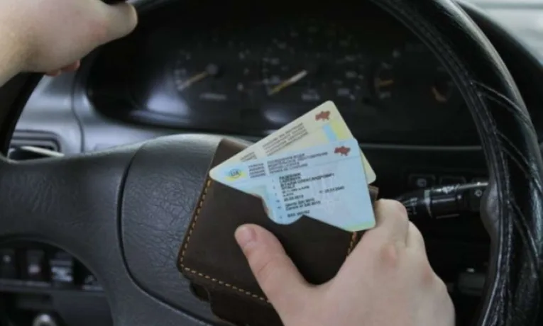 Чи можна їздити зі знайденим посвідченням після замовлення нового у Дніпрі
