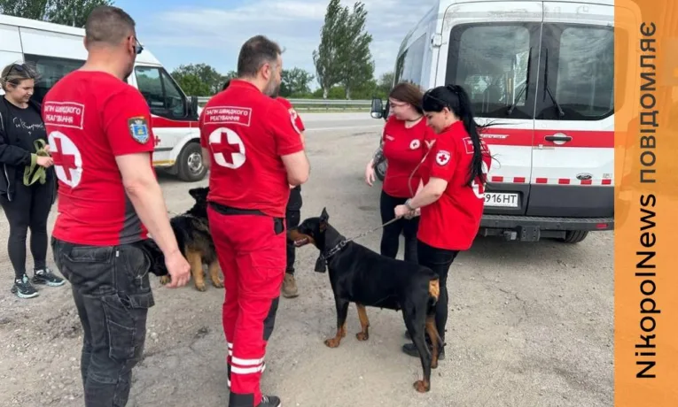 Нікопольські волонтери евакуювали жінку з улюбленицями з прибережної зони