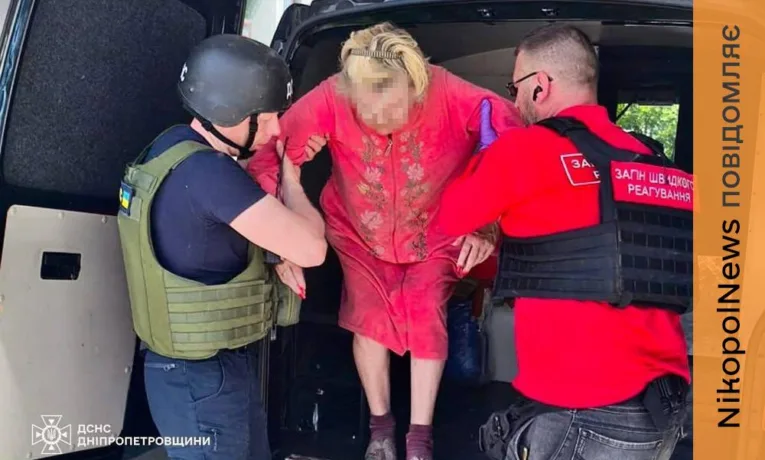 Деблокували жінку зі зруйнованого будинку: волонтери Нікополя допомагали ліквідовувати наслідки обстрілів