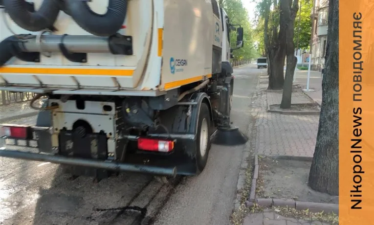 Ліквідовують наслідки буревію та обстрілів: чим займаються комунальники Нікополя цього тижня