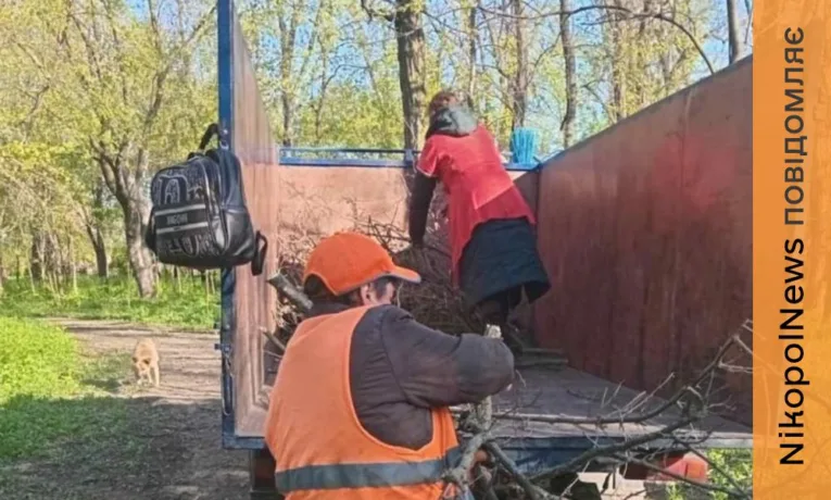 Ліквідовували наслідки обстрілів та негоди: чим займалися комунальники Марганця