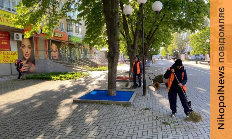 Комунальники Покрова впорядковують прибудинкові території та паркові зони