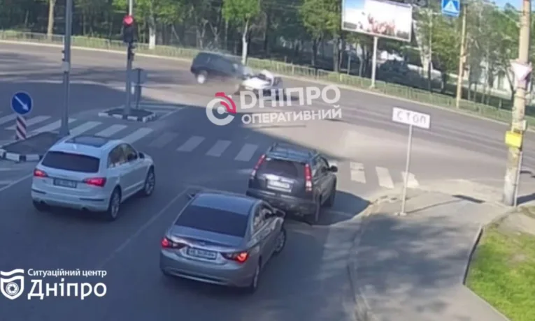Дорожньо-транспортна пригода у Дніпрі: Toyota влетіла у ВАЗ на Запорізькому шосе