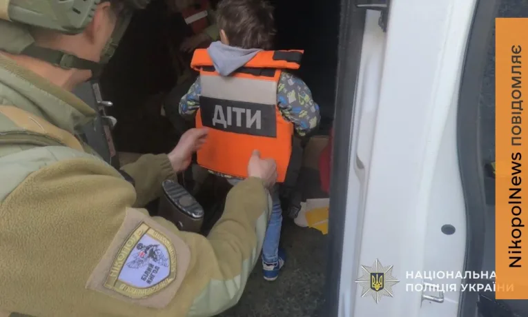 Обов'язкова евакуація на Нікопольщині: поліцейські «Білі янголи» вивозять родини з дітьми