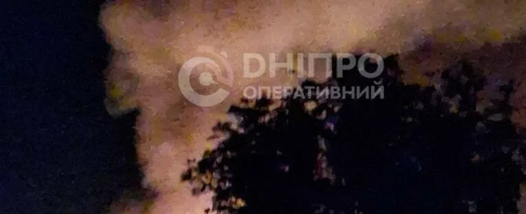 Дніпро під ударом дронів: вибухи, пожежі й загроза повторної атаки