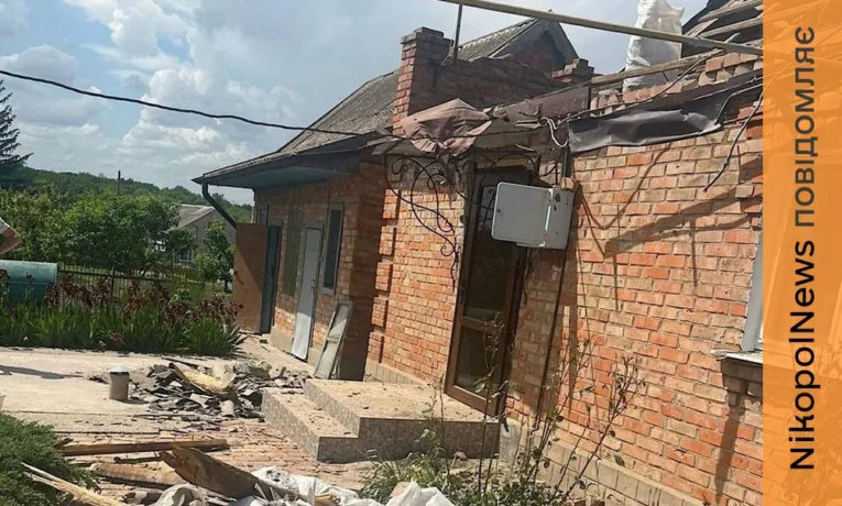 Жінка загинула на подвір’ї: подробиці про смертельний обстріл Нікопольщини та інші атаки