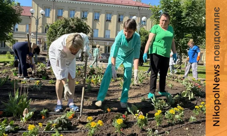 Життя продовжує квітнути попри все: у Нікополі територію дитячої лікарні перетворили на квітучий простір
