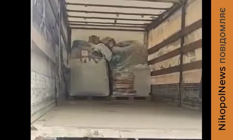 Вантажівки бояться їхати: у Нікополі притулок отримав допомогу для тварин з-за кордону