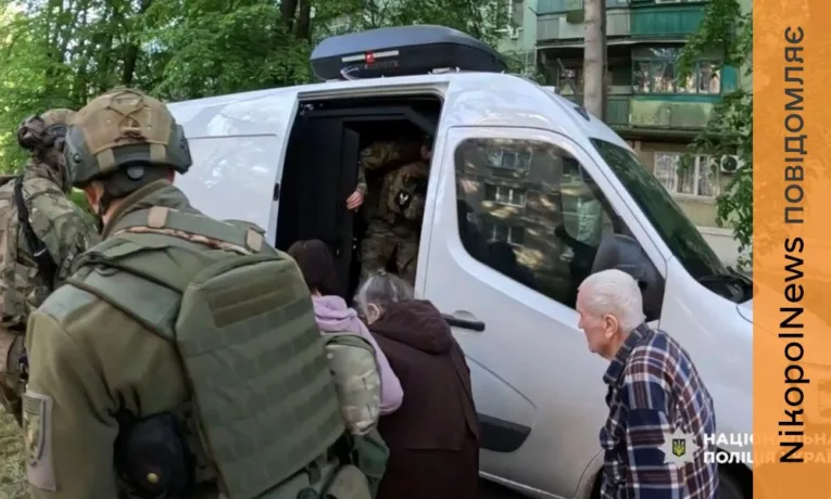 Під прицілом дронів і обстрілів: поліцейські проводять евакуацію з Нікопольщини