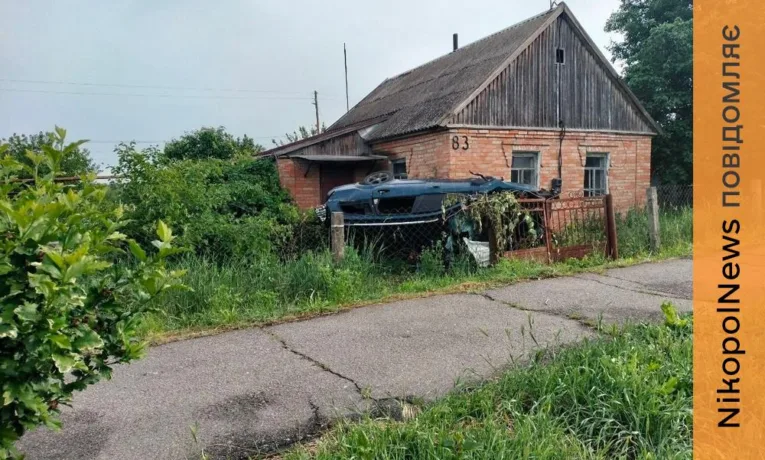 ДТП у Марганці: авто перекинулося на приватному подвір’ї