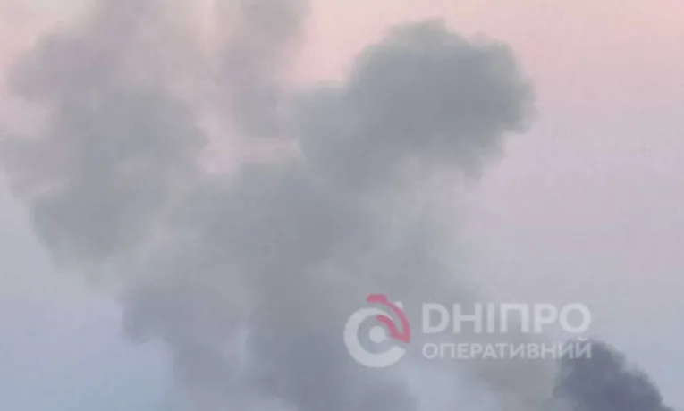 У Дніпрі пролунав вибух: над містом здійнявся стовп диму