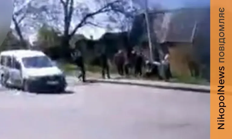 Першими прибувають на місця обстрілів: поліція охорони Нікопольщини показала відео порятунку людей