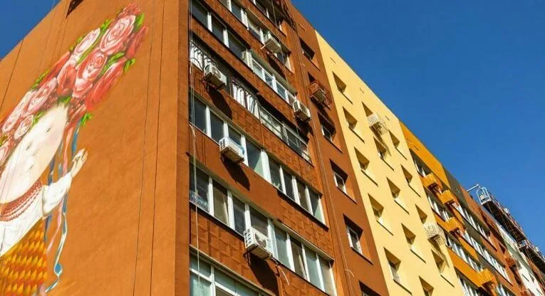 Відновлення муралів у Дніпрі: повернення «Дівчини з хлібцем і салом»